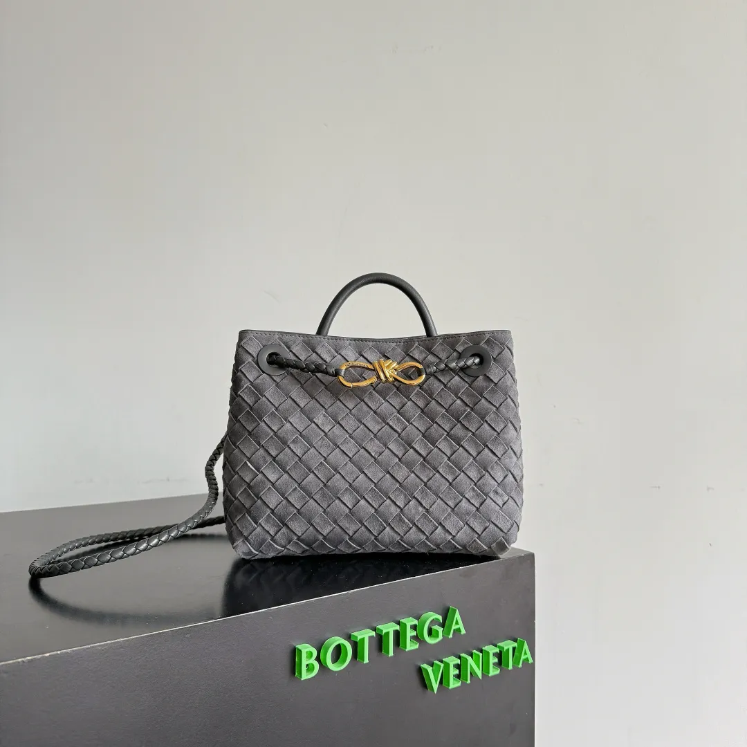 The 2023 new Andiamo batch of 1960 BV has been shipped‼ ️Really popular🔥The new Andiamo woven handbag launched by Bottega Veneta this season is really popular all over the world! ! Celebrities at home and abroad have worn it, and Oscar-winning actress Michelle Yeoh has taken it out on the street. Song Jia, Trai Yara, Yu Feihong, Sanji Ayaka, Rosie Hunting-Whiteley, Yoshioka Riho, etc. have all picked up this bag. It is classic and versatile, showing off its temperament, and the bag capacity is also large, which is very convenient for daily commuting! ! A variety of carrying methods, the shoulder straps can be adjusted by yourself, the original lambskin feels soft and delicate, and the neutral style is created to break gender boundaries and bring a more practical and longer-lasting use experience. Andiamo, which has both elegant and casual styles, perfectly interprets the true appearance of "fashionable old money style". Style number: 743568 (suede) Size: 25*22*10.5cm